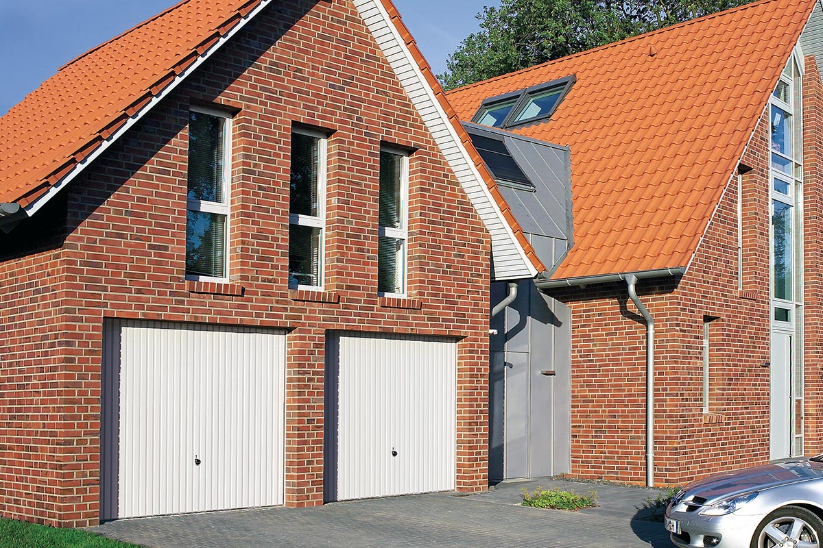 kipptor-garagentor-schwingtor-hoermann-weiss-zwei-tore