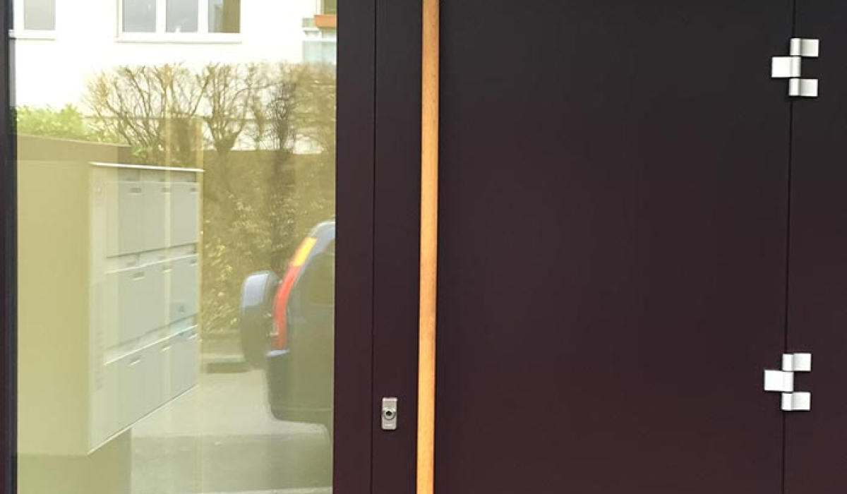 haustuer-hauseingangstuer-eichengriff-metalltuer-wohnungseingang-1