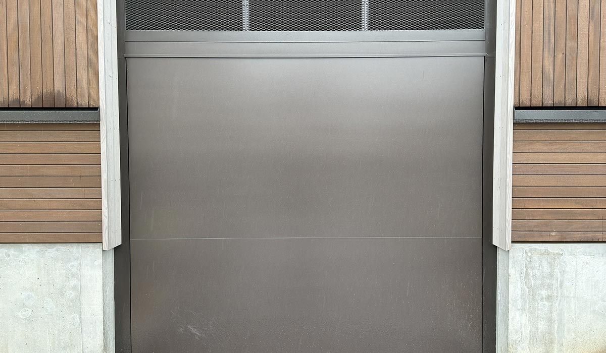hochwasserschutztor-aqualock-sondertor-unwetterschutz-schwingtor-braun-4