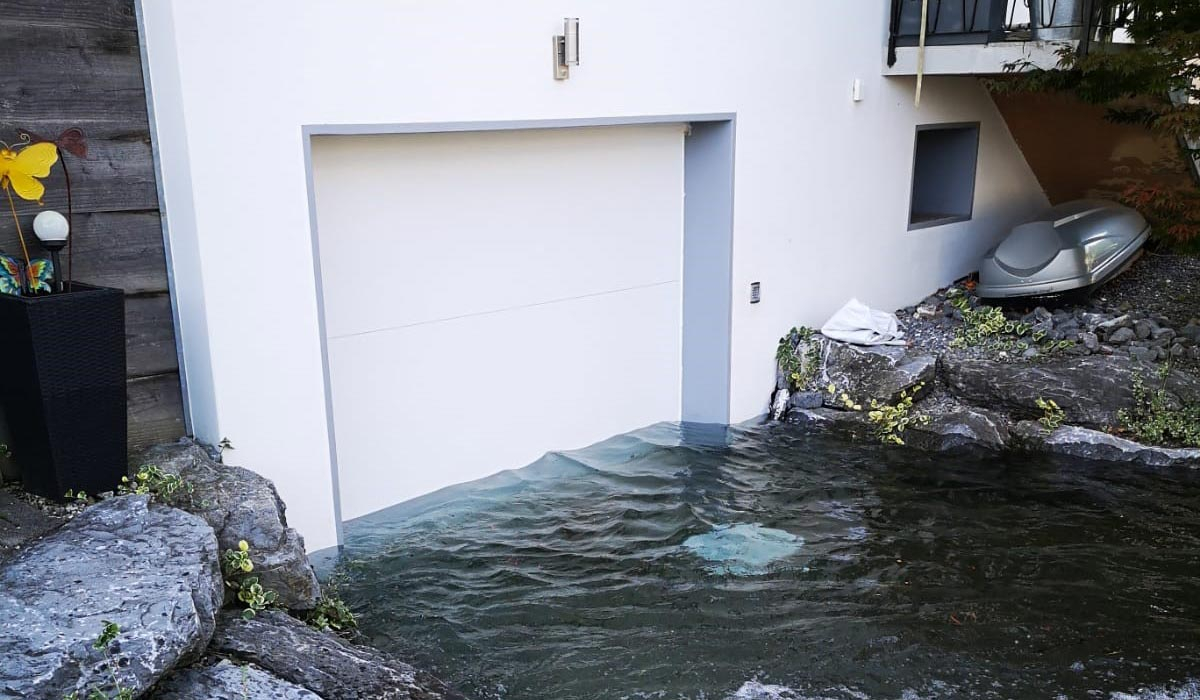 hochwasserschutztor-aqualock-sondertor-unwetterschutz-schwingtor-weiss