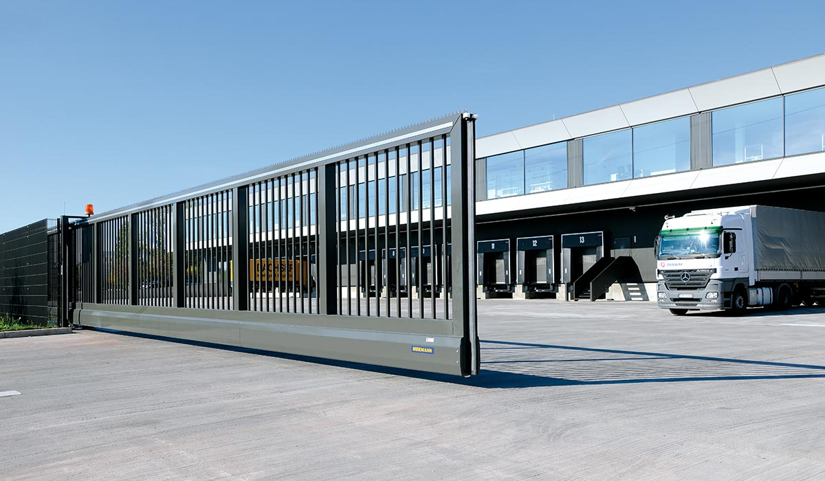 hofschiebetor-hoermann-aluminium-perimeter-protection-arealabschluss-farbig-lackiert