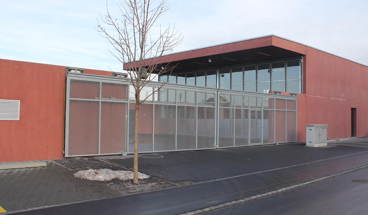 hofschiebetor-hoermann-aluminium-perimeter-protection-arealabschluss-streckgitter-2