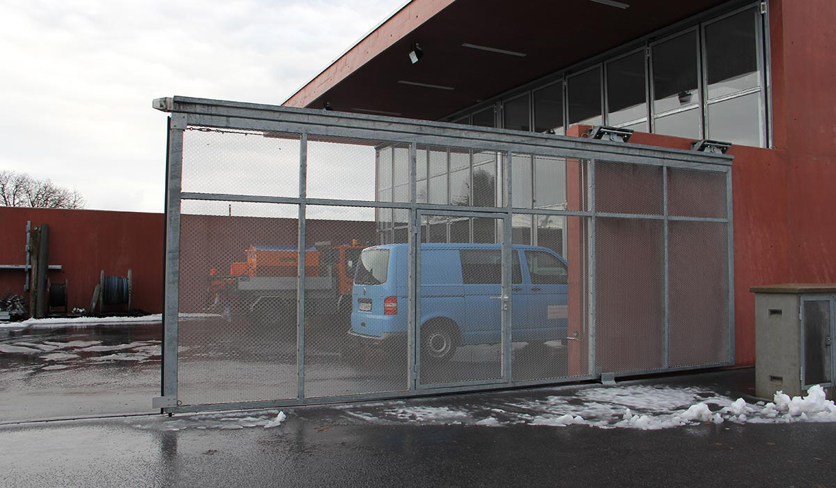 hofschiebetor-hoermann-aluminium-perimeter-protection-arealabschluss-streckgitter