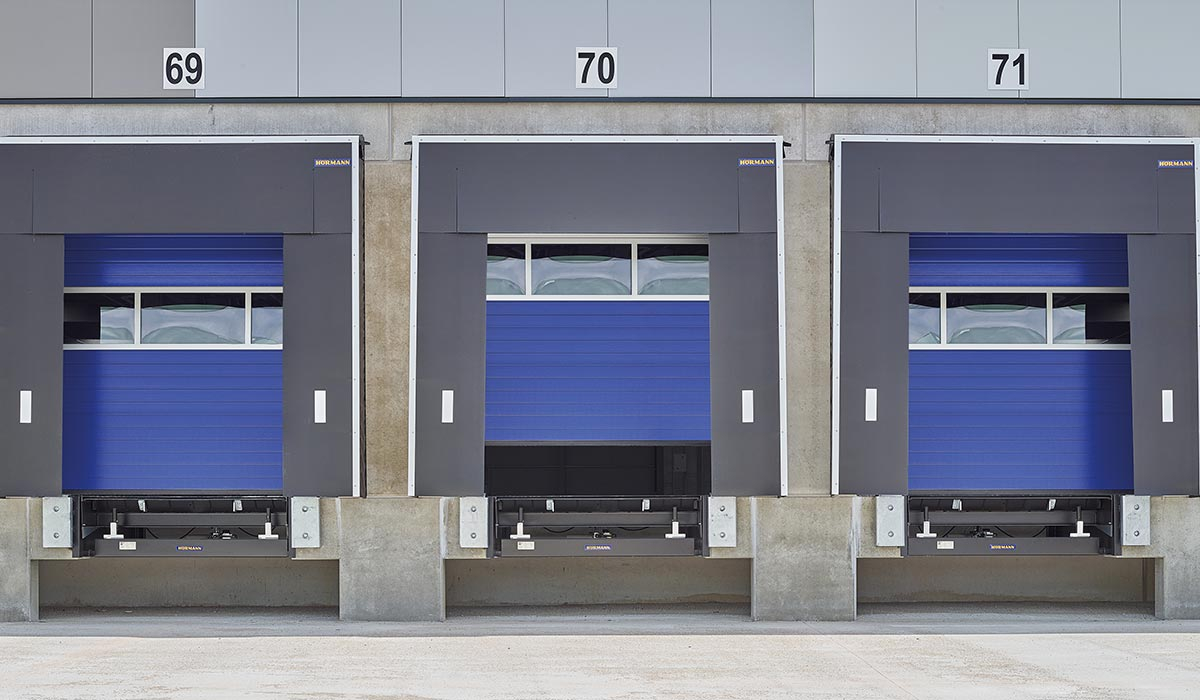 industriesektionaltor-industrietor-hoermann-blau-verladerampe-logistikloesung