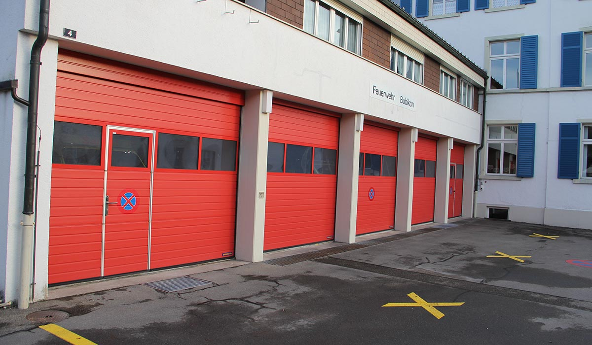 industriesektionaltor-industrietor-hoermann-feuerwehrtore-rot-1