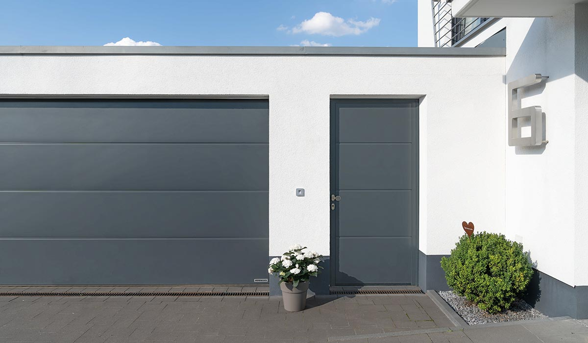 nebentuer-garagennebentuer-hoermann-grau-sektionaltor