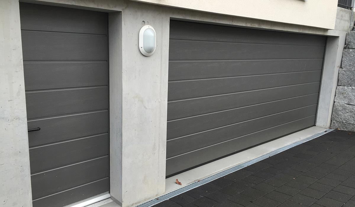 nebentuer-garagennebentuer-hoermann-graualuminium-sektionaltor-1