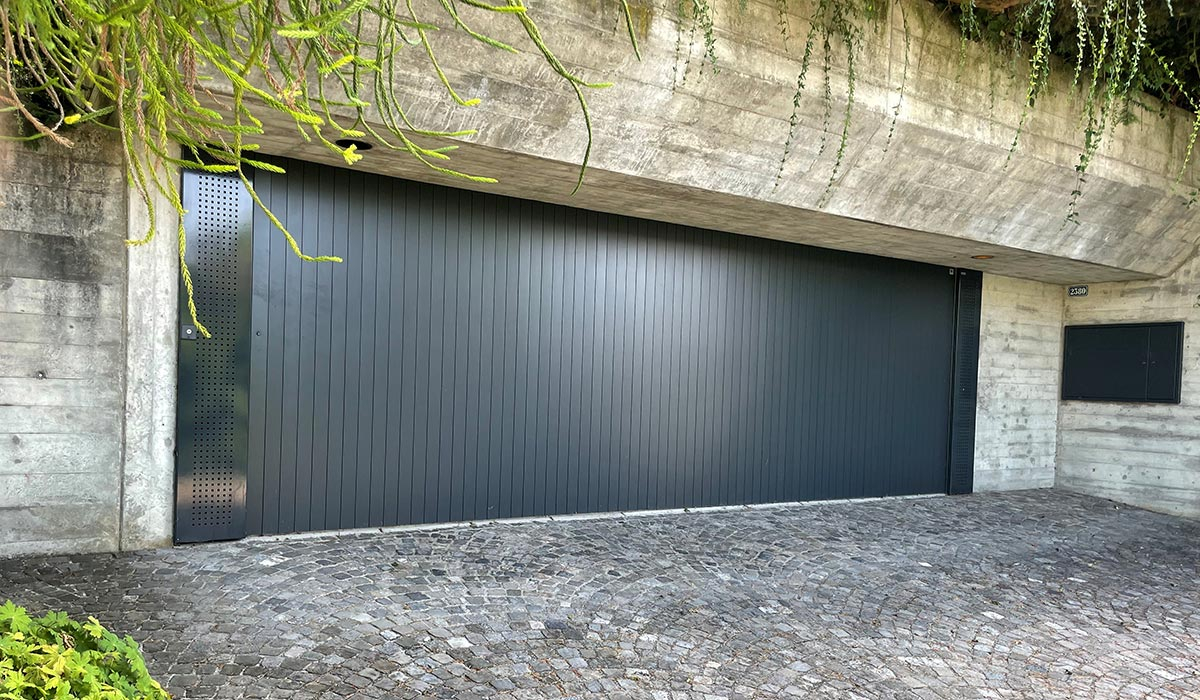 rundumtor-sondertor-rundlauftor-spezialtor-aluminiumtor-grau-1